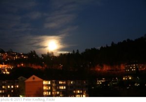'Full moon over Vålerenga 2' photo (c) 2011, Peter Krefting - license: http://creativecommons.org/licenses/by-sa/2.0/