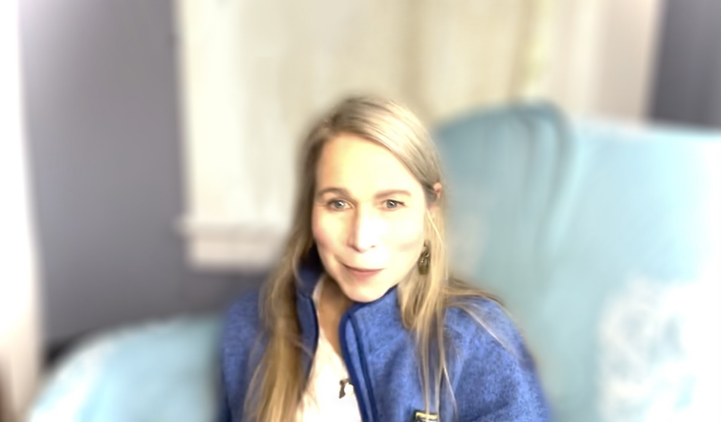 Nerissa Nields with blurry background